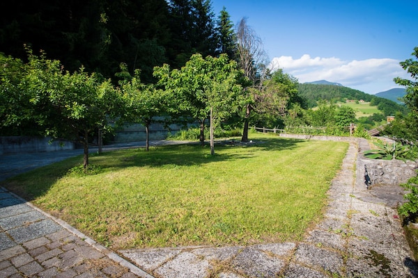 Foto van Rustic Authentic Holiday Home with Terrace and Wood Stove - Three Bedroom Holiday Home with Terrace - Outdoor