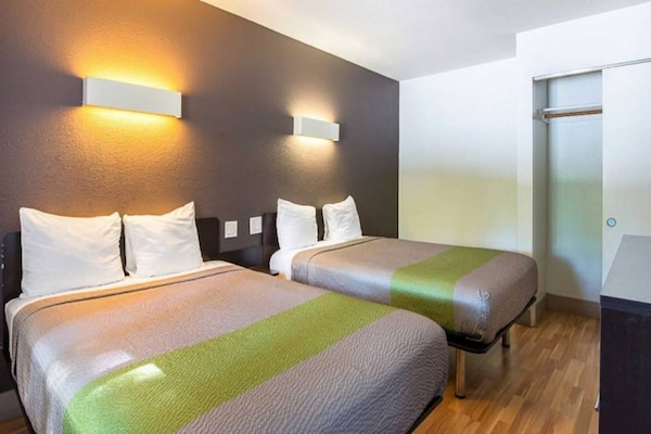 Foto van 3 tweepersoonsbedden | Rookvrij - Vakantiehuis in Concord - BedRoom
