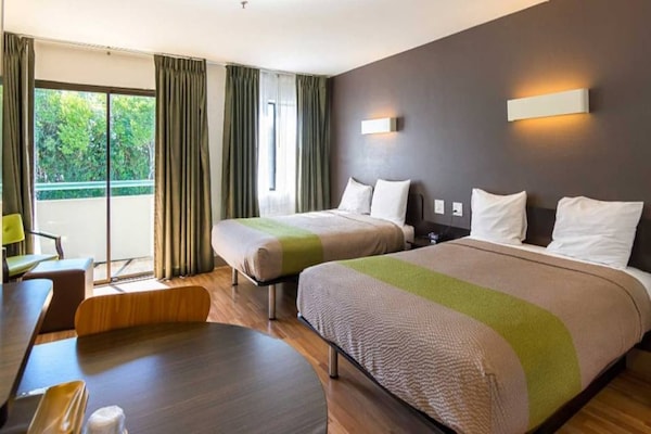 Foto van 3 tweepersoonsbedden | Rookvrij - Vakantiehuis in Concord - BedRoom