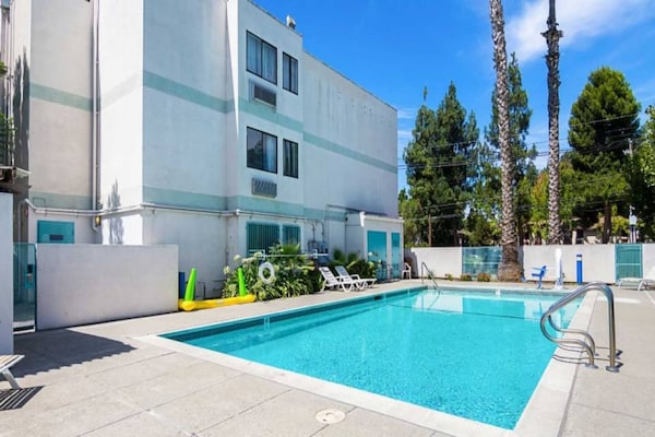 Foto van 3 tweepersoonsbedden | Rookvrij - Vakantiehuis in Concord - Pool