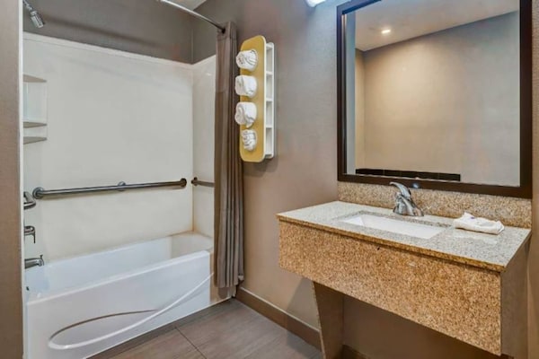 Foto van 1 kingsize bed - 2 queensize bedden - Vakantiehuis in Balch Springs - BathRoom