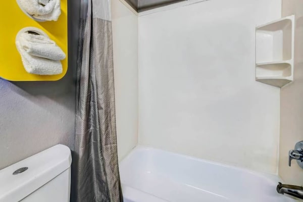Foto van 1 kingsize bed - 2 queensize bedden - Vakantiehuis in Balch Springs - BathRoom
