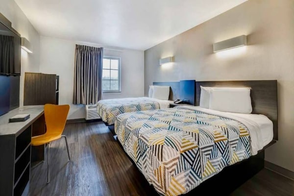 Foto van 1 kingsize bed - 2 queensize bedden - Vakantiehuis in Balch Springs - BedRoom