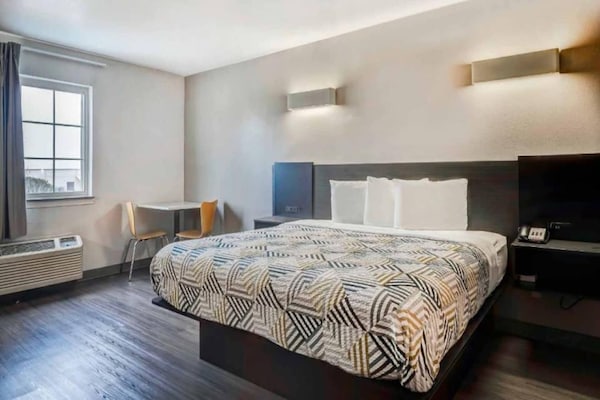 Foto van 1 kingsize bed - 2 queensize bedden - Vakantiehuis in Balch Springs - BedRoom