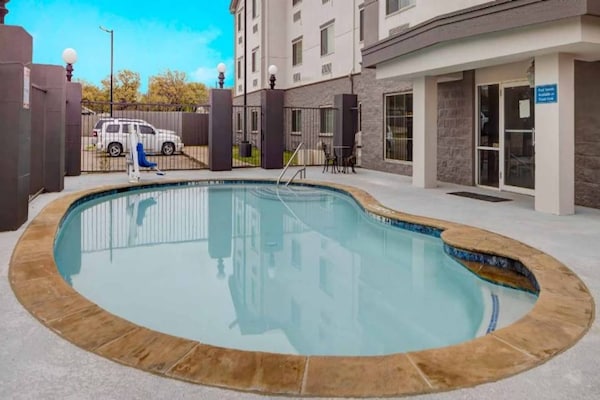 Foto van 1 kingsize bed - 2 queensize bedden - Vakantiehuis in Balch Springs - Pool