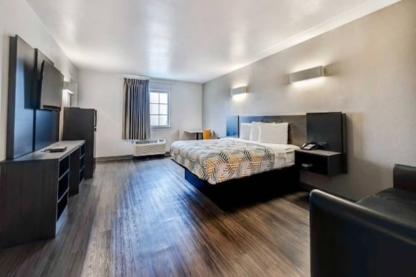 Foto van 1 kingsize bed - 2 queensize bedden - Vakantiehuis in Balch Springs - BedRoom
