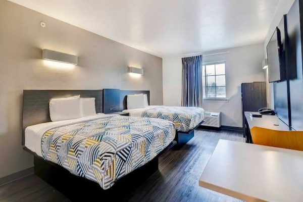 Foto van 1 kingsize bed - 2 queensize bedden - Vakantiehuis in Balch Springs - BedRoom
