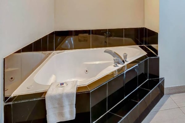 Foto van 1 kingsize bed - 2 queensize bedden - Vakantiehuis in Balch Springs - BathRoom
