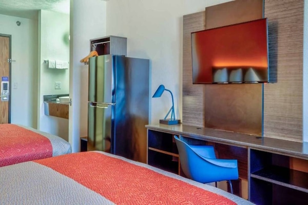 Foto van 3 tweepersoonsbedden (queensize) | Niet-roken, koelkast (Micfridge) - BedRoom