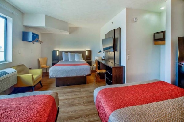 Foto van 3 tweepersoonsbedden (queensize) | Niet-roken, koelkast (Micfridge) - BedRoom