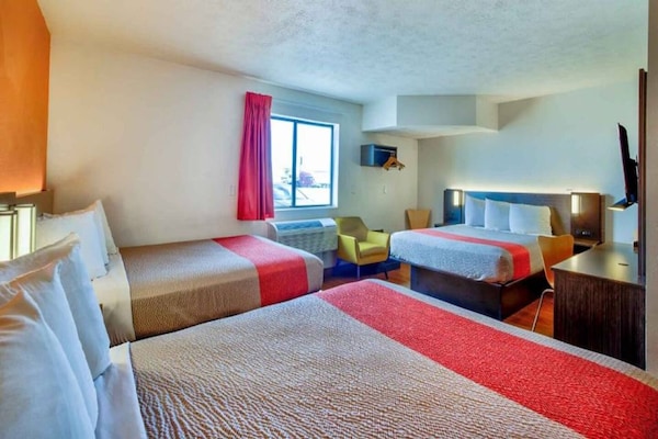 Foto van 3 tweepersoonsbedden (queensize) | Niet-roken, koelkast (Micfridge) - BedRoom