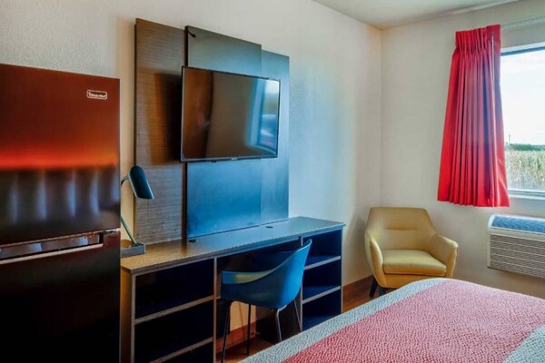 Foto van 3 tweepersoonsbedden (queensize) | Niet-roken, koelkast (Micfridge) - BedRoom