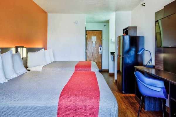 Foto van 3 tweepersoonsbedden (queensize) | Niet-roken, koelkast (Micfridge) - BedRoom