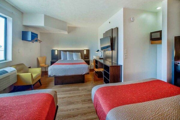 Foto van 3 tweepersoonsbedden (queensize) | Niet-roken, koelkast (Micfridge) - BedRoom