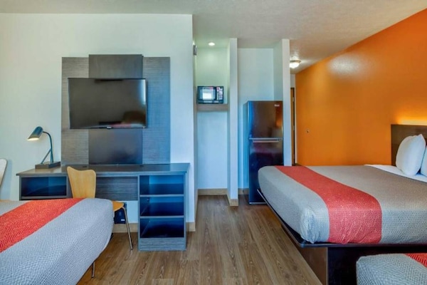 Foto van 3 tweepersoonsbedden (queensize) | Niet-roken, koelkast (Micfridge) - BedRoom