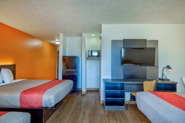 Foto van 3 tweepersoonsbedden (queensize) | Niet-roken, koelkast (Micfridge) - BedRoom