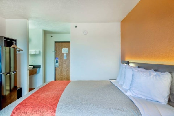 Foto van 3 tweepersoonsbedden (queensize) | Niet-roken, koelkast (Micfridge) - BedRoom