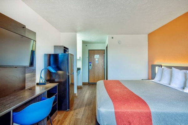 Foto van 3 tweepersoonsbedden (queensize) | Niet-roken, koelkast (Micfridge) - BedRoom