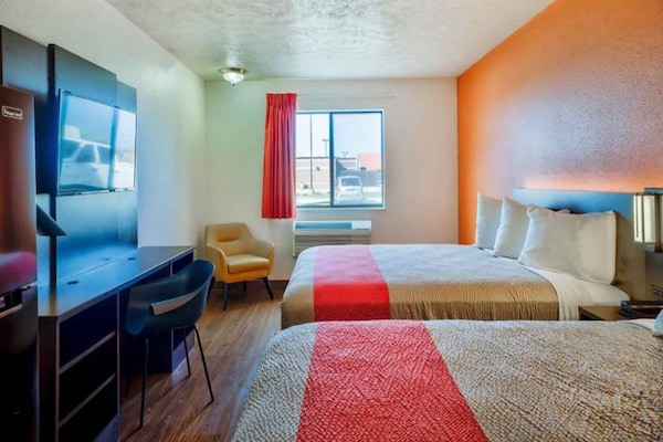 Foto van 3 tweepersoonsbedden (queensize) | Niet-roken, koelkast (Micfridge) - BedRoom