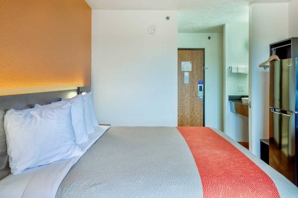 Foto van 3 tweepersoonsbedden (queensize) | Niet-roken, koelkast (Micfridge) - BedRoom