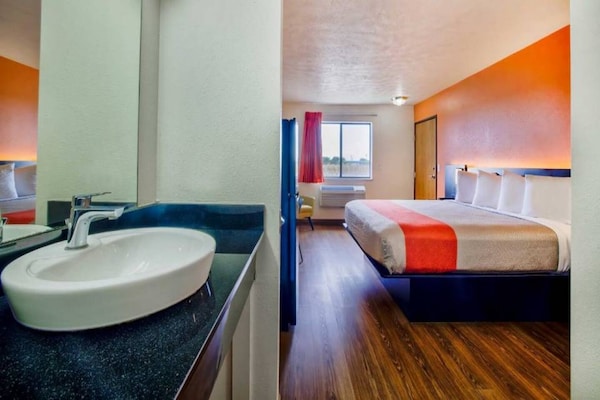 Foto van 3 tweepersoonsbedden (queensize) | Niet-roken, koelkast (Micfridge) - BedRoom