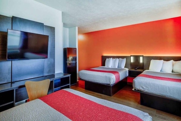 Foto van 3 tweepersoonsbedden (queensize) | Niet-roken, koelkast (Micfridge) - BedRoom
