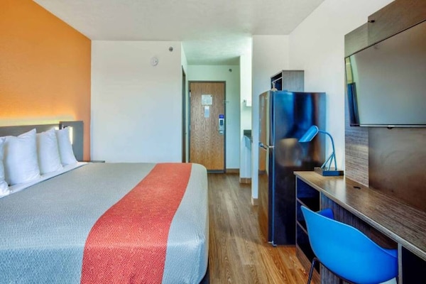 Foto van 3 tweepersoonsbedden (queensize) | Niet-roken, koelkast (Micfridge) - BedRoom