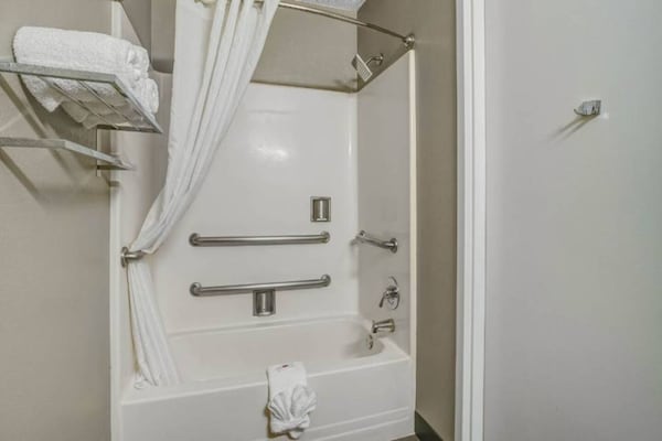 Foto van 3 tweepersoonsbedden (queensize) | Niet-roken, koelkast (Micfridge) - BathRoom