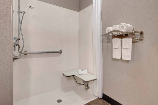 Foto van 3 tweepersoonsbedden (queensize) | Niet-roken, koelkast (Micfridge) - BathRoom