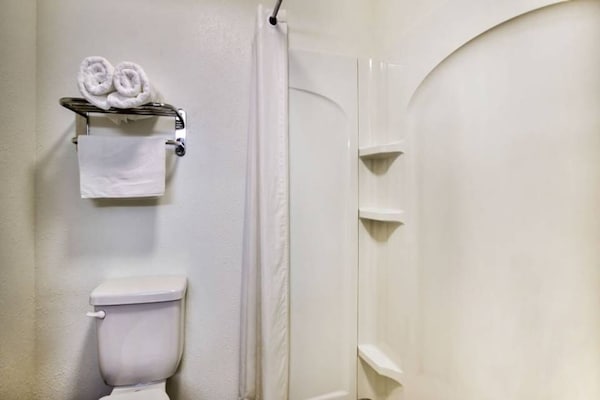 Foto van 3 tweepersoonsbedden (queensize) | Niet-roken, koelkast (Micfridge) - BathRoom