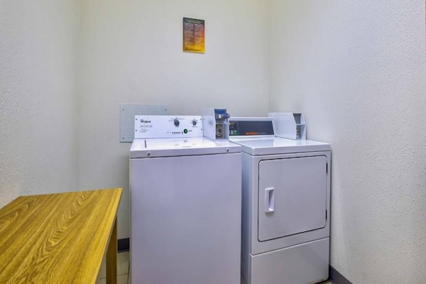 Foto van 3 tweepersoonsbedden (queensize) | Niet-roken, koelkast (Micfridge) - Facilities