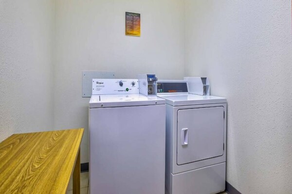 Foto van 3 tweepersoonsbedden (queensize) | Niet-roken, koelkast (Micfridge) - Facilities