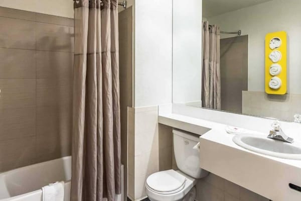 Foto van 3 tweepersoonsbedden | Rookvrij - Vakantiehuis in ELIZABETH - BathRoom