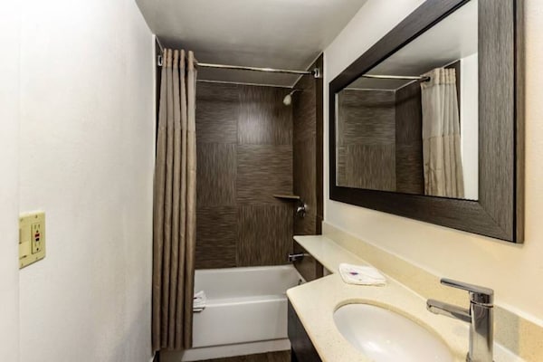 Foto van 3 tweepersoonsbedden | Rookvrij - Vakantiehuis in ELIZABETH - BedRoom