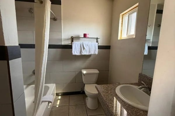 Foto van 3 Queensize Bedden Roken - Vakantiehuis in Anaheim, CA - BathRoom