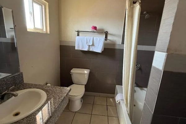 Foto van 3 Queensize Bedden Roken - Vakantiehuis in Anaheim, CA - BathRoom
