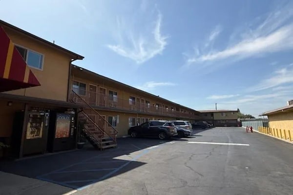 Foto van 3 Queensize Bedden Roken - Vakantiehuis in Anaheim, CA - parking