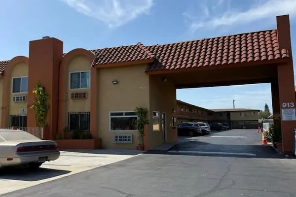 Foto van 3 Queensize Bedden Roken - Vakantiehuis in Anaheim, CA - ExteriorSummer