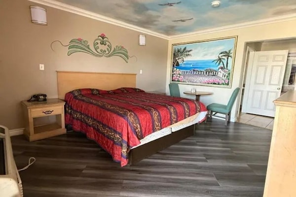 Foto van 3 Queensize Bedden Roken - Vakantiehuis in Anaheim, CA - BedRoom