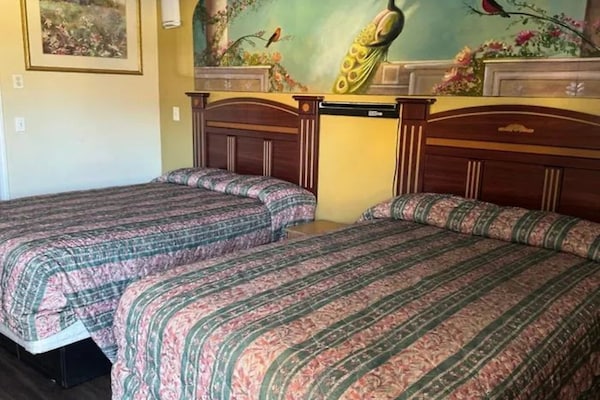 Foto van 3 Queensize Bedden Roken - Vakantiehuis in Anaheim, CA - BedRoom