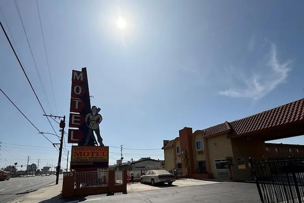 Foto van 3 Queensize Bedden Roken - Vakantiehuis in Anaheim, CA - ExteriorSummer