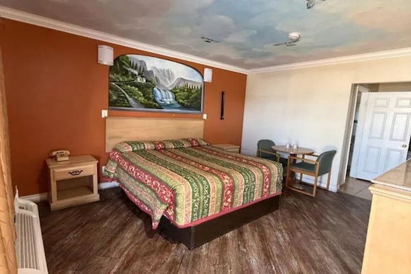 Foto van 3 Queensize Bedden Roken - Vakantiehuis in Anaheim, CA - BedRoom