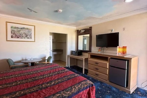 Foto van 3 Queensize Bedden Roken - Vakantiehuis in Anaheim, CA - BedRoom