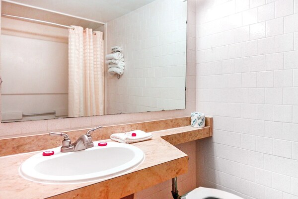 Foto van 3 tweepersoonsbedden | Niet roken - Vakantiehuis in Alice TX - BathRoom