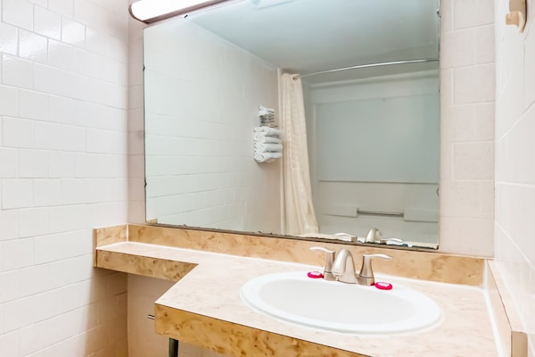 Foto van 3 tweepersoonsbedden | Niet roken - Vakantiehuis in Alice TX - BathRoom