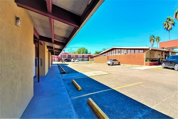 Foto van 3 tweepersoonsbedden | Niet roken - Vakantiehuis in Alice TX - parking