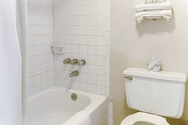 Foto van 3 tweepersoonsbedden | Niet roken - Vakantiehuis in Alice TX - BathRoom