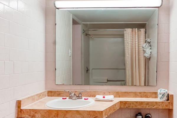 Foto van 3 tweepersoonsbedden | Niet roken - Vakantiehuis in Alice TX - BathRoom
