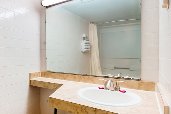 Foto van 3 tweepersoonsbedden | Niet roken - Vakantiehuis in Alice TX - BathRoom