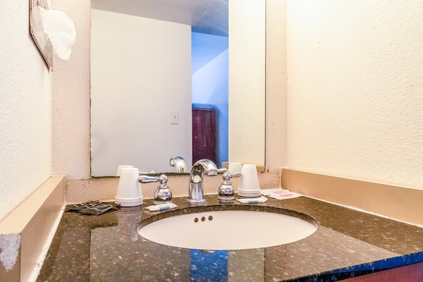 Foto van 3 Volledig Bed | Non-Smoking - Vakantiehuis in Chickasha OK - BathRoom